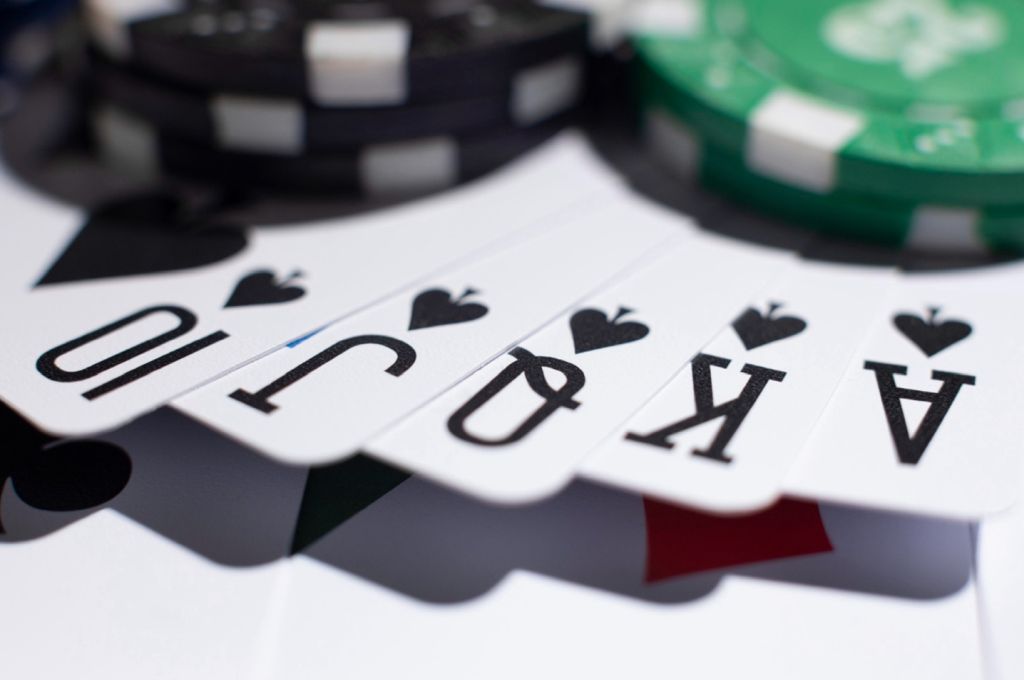 Blackjack ir pokeris: du kortų žaidimai, du charakteriai – kuris artimesnis tau?